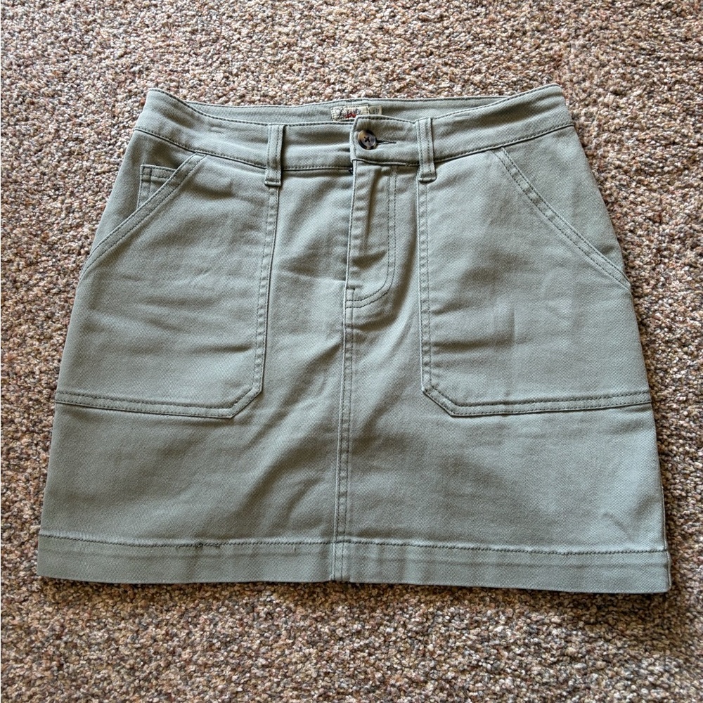Faherty Olive Mini Skirt, pockets, stretchy. Organic cotton